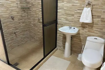 Image de Casa bella, amplia y cómoda a 5 minutos del aeropuerto. Alajuela centro.