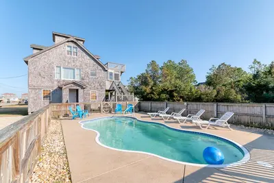 Image de Oceanside Salvo home with large pool and hot tub