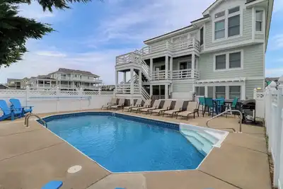 Image de Pet-friendly semi-oceanfront Nags Head home w/ pool & hot tub