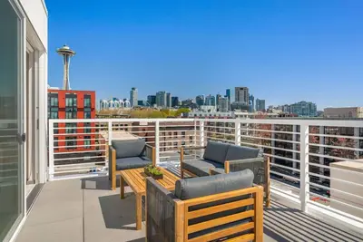 Image de 2br Apt Panoramic Seattle Views | Private Balcony