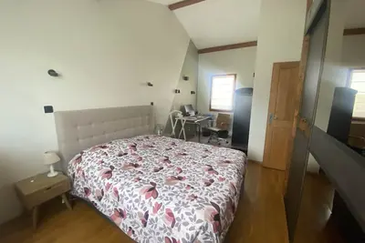 Image de Grande maison familiale avec piscine chauffée dans un écrin de verdure