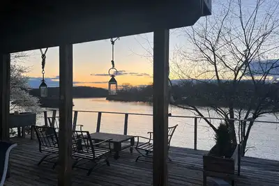 Image de Beautiful Waterfront Home 25 Minutes from Saratoga. Available for Belmont! !