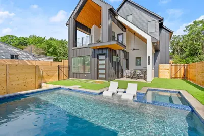 Image de The Eddy Retreat - Downtown Views with Pool + Hot Tub
