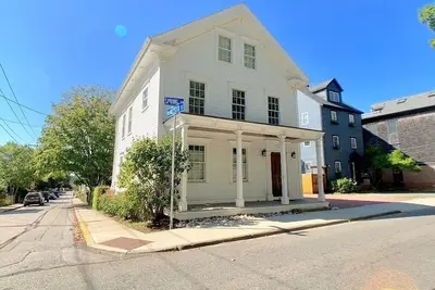 Image de 2 Bedroom/2 Bath In the Heart of Newport- Deck + Back Yard + Off-Street Parking!