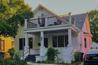Image de Charming 1915 Heritage Home: Historic Renovation, Modern Flair, Central Location