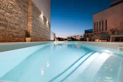 Image de 4bdr Villa, A\/C, 4000 sq ft, beach area, private pool, jacuzzi top roof terrace