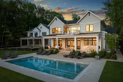 Image de Lakefront Luxe / Heated Pool • Game Room • Workstations