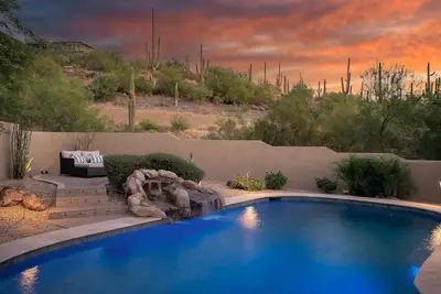 Image de Luxury Sonoran Nights, Walk to Cave Creek, Heated Pool/Hot Tub, Backs Black Mtn
