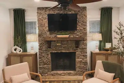 Image de Cabin in the Pines: Enjoy the Greenville area in a wooded retreat 2br/1. 5ba