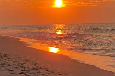 Image de New to Vrbo! Cute 2 bedroom cottage just steps from the beach!