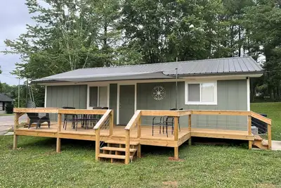 Image de Completely remodeled 3 bedroom cottage resort boat dock pool, firepit, game-room
