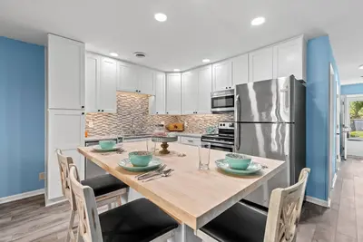 Image de Cozy Pool side Condo, 5 min from the beach!