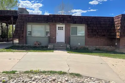 Image de Center of town, newly renovated home, lots of parking and space for family