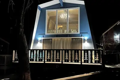 Image de Starlite Lodge - Cozy Mid-Century Hideaway - Walk to Lake!