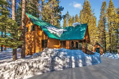 Image de Cozy A-Frame Tahoe Donner Cabin - Family Friendly