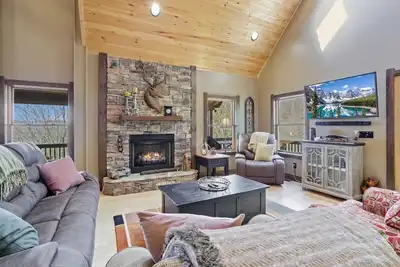 Image de Two-Level Cabin Near Great Attractions