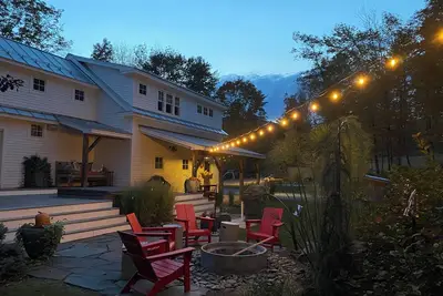 Image de Fabulous Farm House! hot tub, gym, speakeasy, 3 bedroom, minutes to Stowe Resort