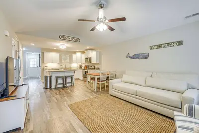 Image de Oak Island Beach House ~ 1\/2 Mi to Shore!