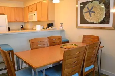 Image de 3 bedroom 2 bath located right on beach!