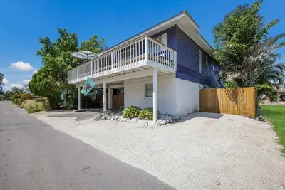 Image de Walk-up duplex near beach with on-site pool & outdoor area - renovated interior