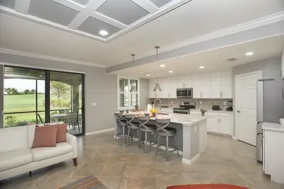 Image de Stunning Coach Home~ 3/bed, 2/bath, First Floor with Golf Course View!