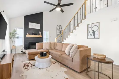 Image de Stunning 5 Bed 2. 5 Bath in the Heart of Clarksville