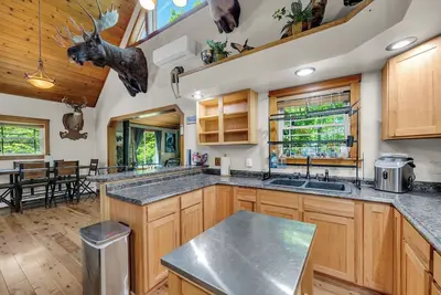 Image de Brewer Lake Wilderness Cabin - Connect to Nature and Enjoy Classic Maine Charm!