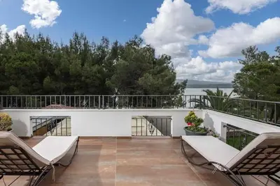 Image de Appartement 1br avec vue sur la mer et balcon, parking privé, animaux acceptés