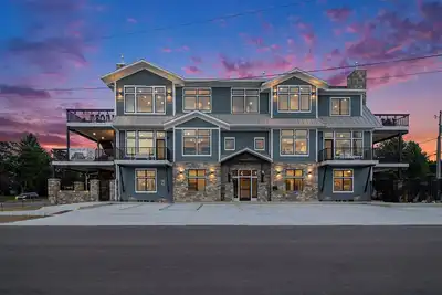 Image de Sleeps 49! 14 bathrooms! 16 bedrooms!