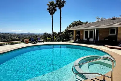 Image de Fallbrook’s guest-pool house : An old Hollywood stars escape