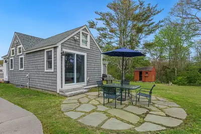Image de 7 Min-Drive to Beach: Cozy Cottage & Yard