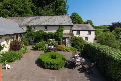 Image de Historical large barn for large family gatherings nestled in North Devon