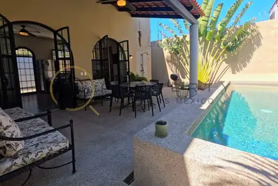 Image de Beautiful house steps from the beach