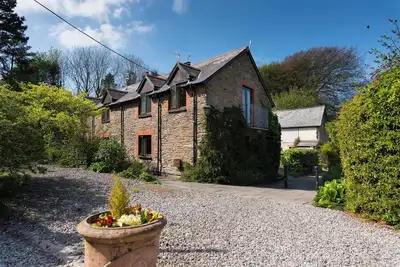 Image de Traditional Byre Barn conversion with balcony off bedroom view North Devon Farm