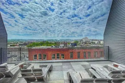 Image de Downtown Luxe Industrial Loft in Mercantile on Morris! Free parking! Dogs ok.