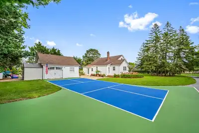 Image de Half Acre of Hamptons Paradise!