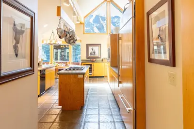 Image de Luxury Warm Springs Creekfront Home