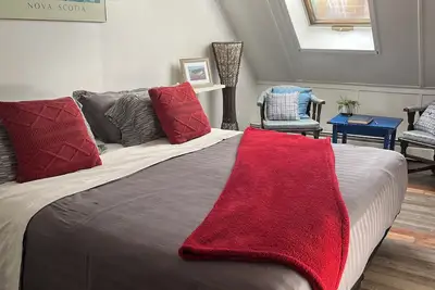 Image de New Cozy, a one-bedroom apartment with its own entrance, and loft bedroom. .