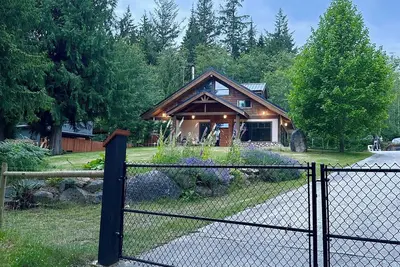 Image de \"Sleeps 15: Dog-Friendly Rustic Haven on Cortes Island\" Large grass yard