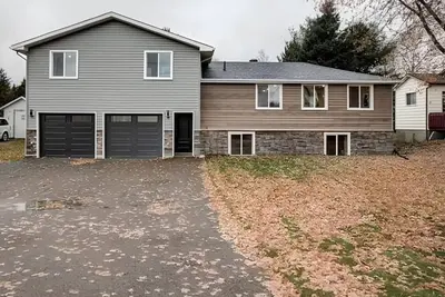 Image de Modern 3-Bedroom Home with 2 Full-Size Bathrooms