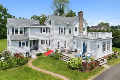 Image de Sun-filled farmhouse for 8, w/gym. 2 acre fenced-in dog friendly property.