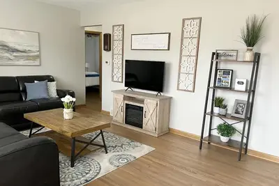 Image de King & 2 Queen Beds, Centrally Located 15 Minutes from Anywhere in Des Moines\n