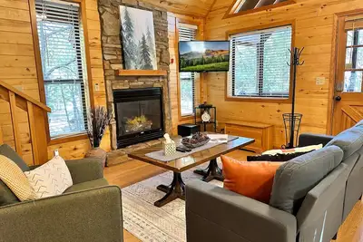 Image de Whispering Pines | Updated, Hot tub, Pet-friendly