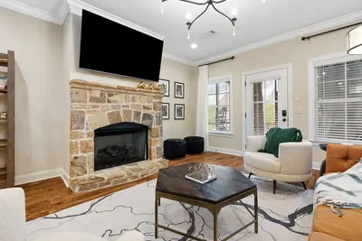 Image de Upscale Comfort & Family Convenience Close to Campus