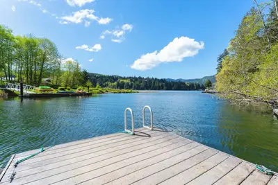 Image de Upscale Waterfront Home on Lake Samish with Hot Tub and Dock