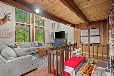 Image de ZigZag Basecamp Cabin Cabin w Hot Tub