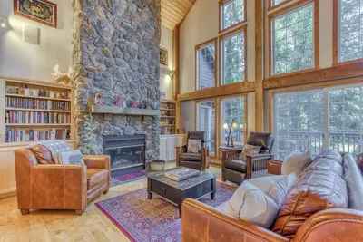Image de Lazy Bear Lodge: Hot Tub Resort Pool & Game Room