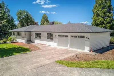 Image de Two acres Home Hot tub, Pool table and Game room