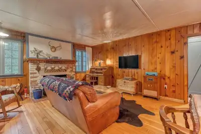Image de Springbrook Cabin 2br Retro Charm w Fireplace