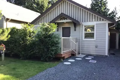 Comfortable 2 bedroom 2 bathroom cottage. Pet friendly!